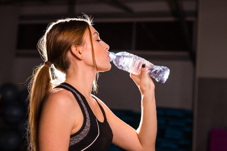 shutterstock_1104901637 Fit woman drinking water