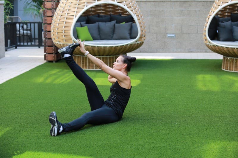 crunch with tap on opposite foot