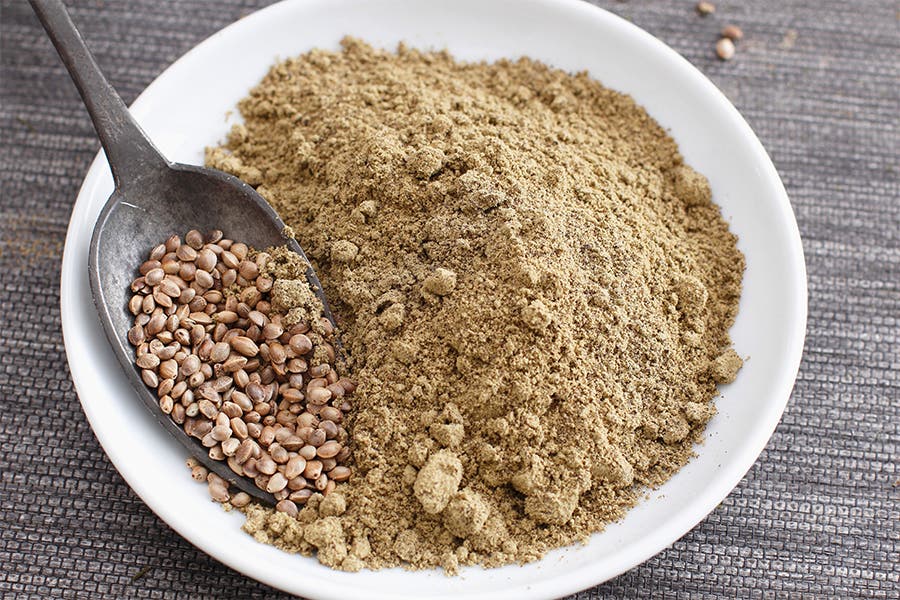 Hemp seeds and hemp powder